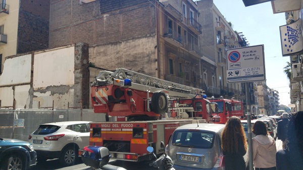 Paura, fuoco e fumo, in fiamme appartamento a Catania: via Vincenzo Giuffrida nel caos, un ferito – FOTO e VIDEO