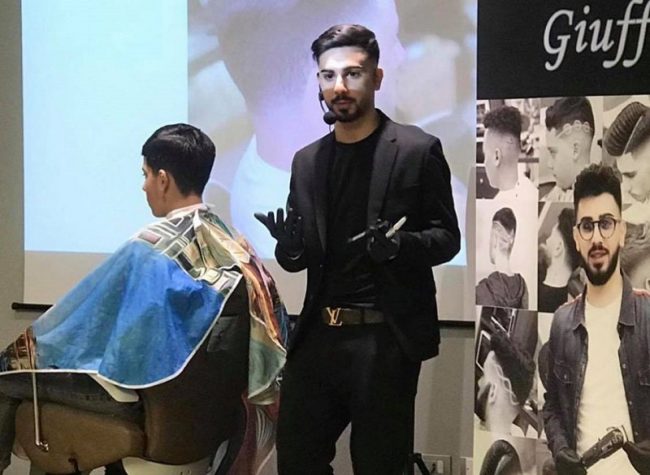 Una valigia con lamette, forbici e pettine. Il viaggio di Giovanni Giuffrida, da Catania al mondiale parigino: barbiere provetto a soli 20 anni – FOTO