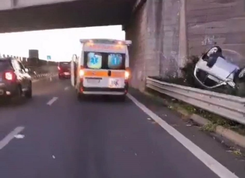 Incidente sulla SS 121, Alfa Romeo 147 si ribalta: feriti marito e moglie