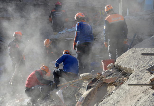 Terremoto 5.7 tra Iran e Turchia: 7 morti di cui 3 bambini. Si scava per trovare i dispersi