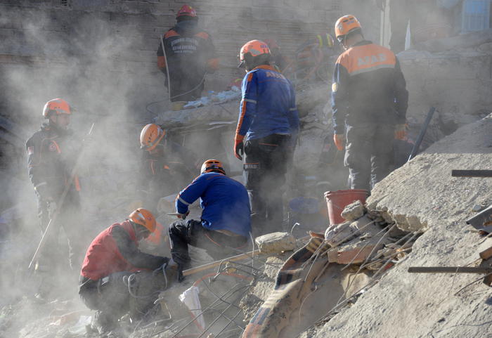 Terremoto 5.7 tra Iran e Turchia: 7 morti di cui 3 bambini. Si scava per trovare i dispersi