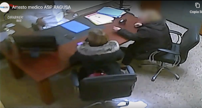 Pensione di accompagnamento per la madre non invalida: in manette un medico e due donne – VIDEO