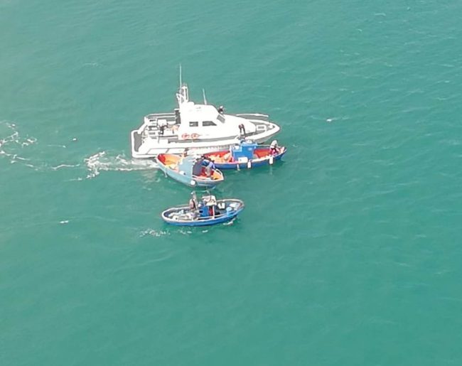 Barche non autorizzate per la pesca di “neonata” fermate alla foce del fiume Simeto: sequestrate reti – FOTO