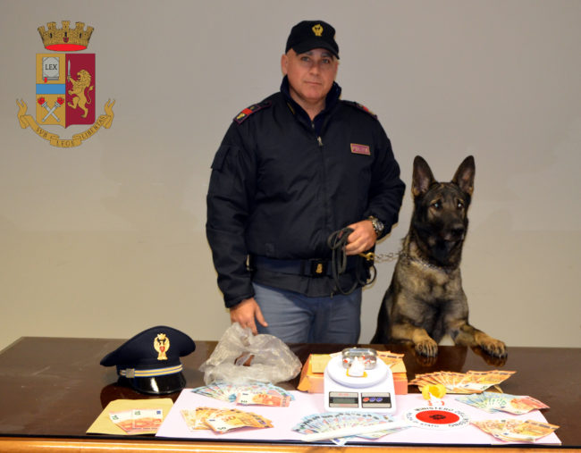 Cocaina nelle parti intime, donna finisce ai domiciliari con il marito: droga e soldi in casa e nel garage