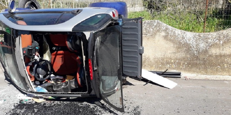 Momenti di terrore per una 29enne. Sbatte su un muro con la Smart e l’auto si ribalta