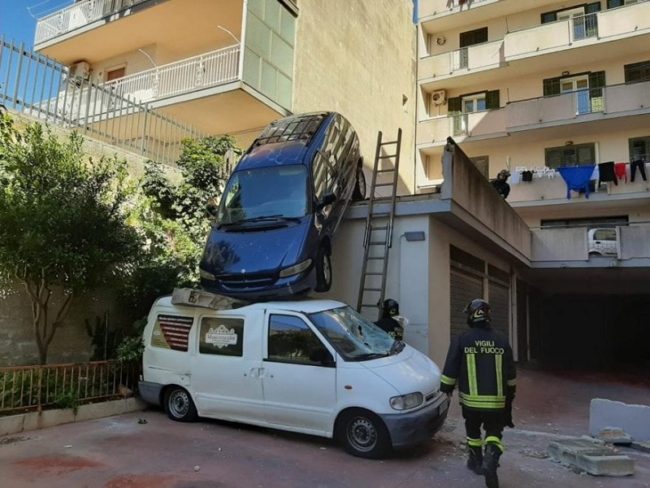 Quando il meteo sbaglia. Ingrana la marcia sbagliata e “piove” con l’auto sopra il furgone del figlio: paura per una donna