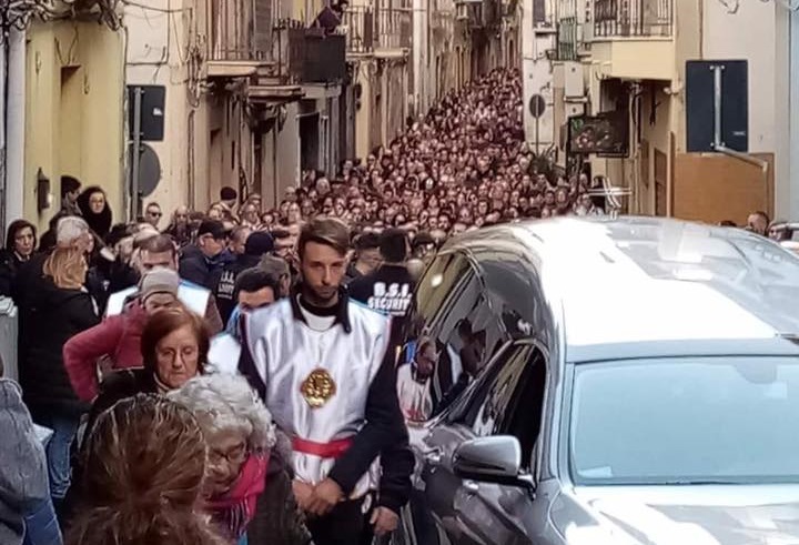 Folla in piazza per dare l’ultimo saluto ad Angelo Cammuca: il “Gigante buono” si è spento a soli 50 anni