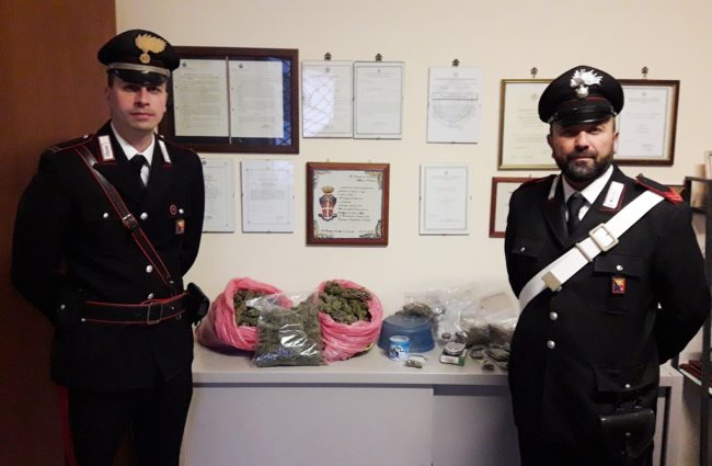 Droga e spaccio, perquisizione in casa di un noto pusher: arrestato 45enne