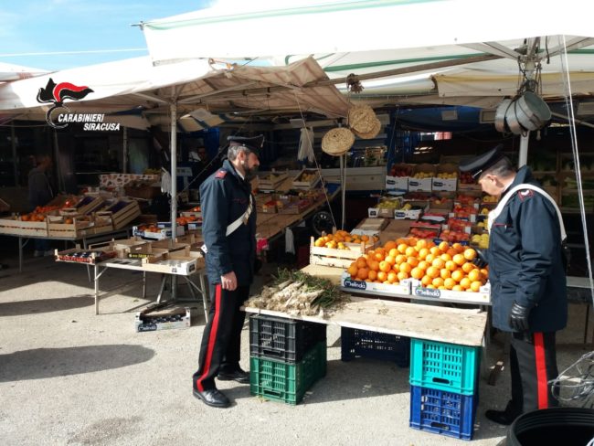 Custode giudiziario di una rivendita di frutta e verdura sorpreso a vendere alimenti freschi: denunciato 50enne