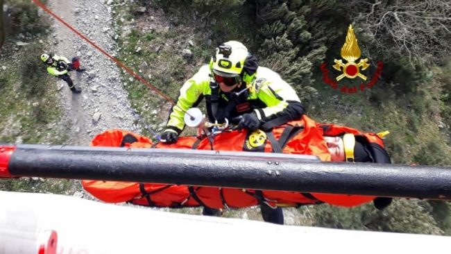 Terrore per centauro di Misterbianco, scivola dalla moto e cade in un burrone: 29enne trasportato al Policlinico