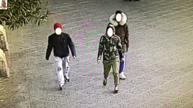Catania, scippo in via Etnea: 16enne “incastrato” dalle telecamere e arrestato