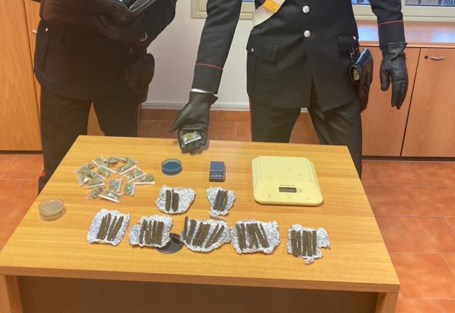 Scoperta una serra casalinga con hashish e marijuana. Arrestata una donna, 10 denunciati