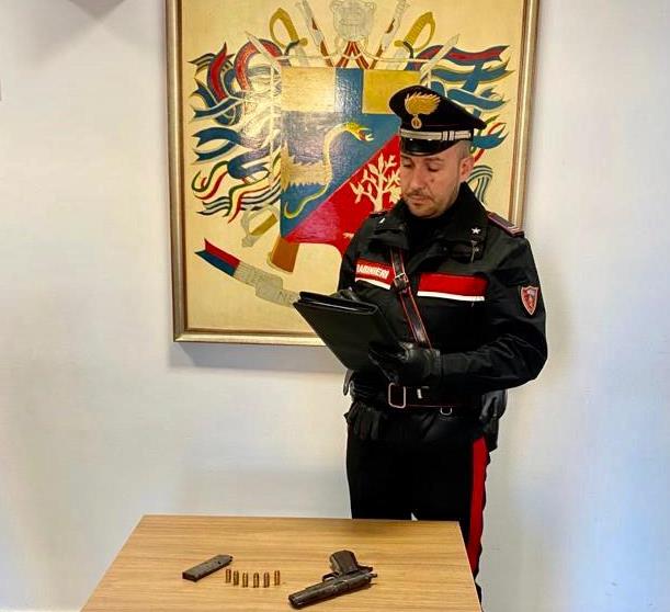 Arma da sparo clandestina e lite in corso Vittorio Emanuele: un arresto