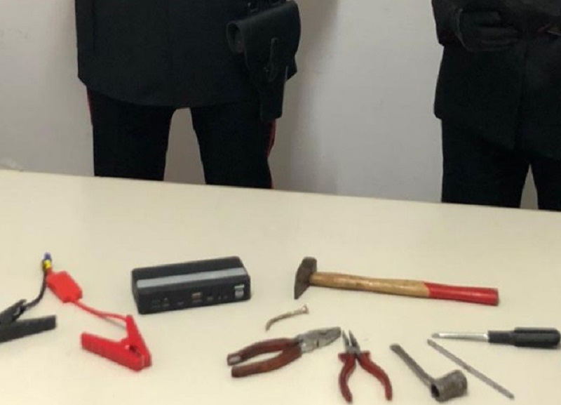Tentano di rubare scooter in centro città: arrestati 2 malviventi