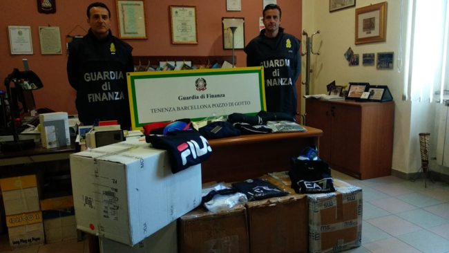 “Sorpresa” in esercizio commerciale, scoperti capi d’abbigliamento contraffatti e commesso “in nero”