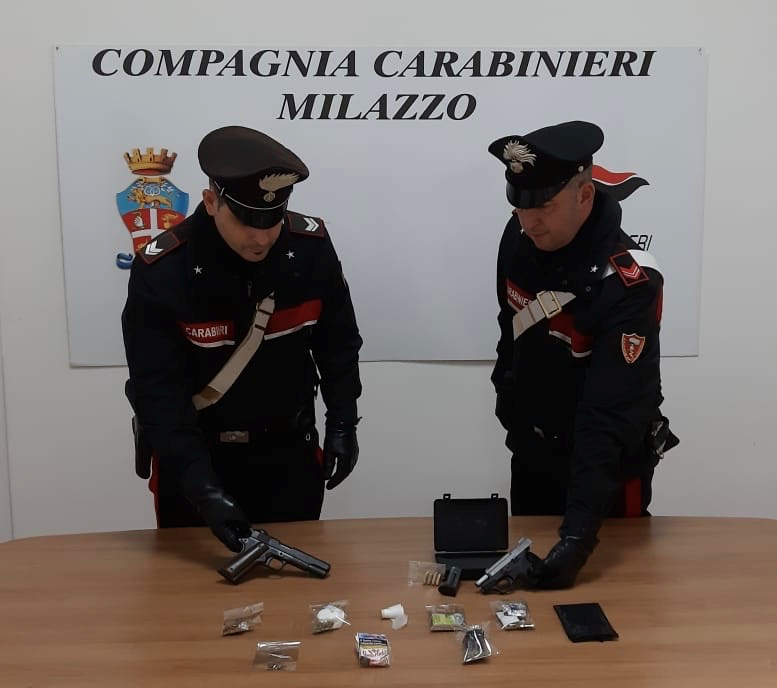 Droga e pistole nascoste in casa, finiscono in carcere due giovanissimi fratelli