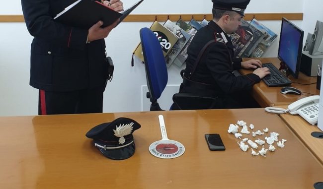 Usava casolare abbandonato come “base operativa” per spacciare: in manette 23enne