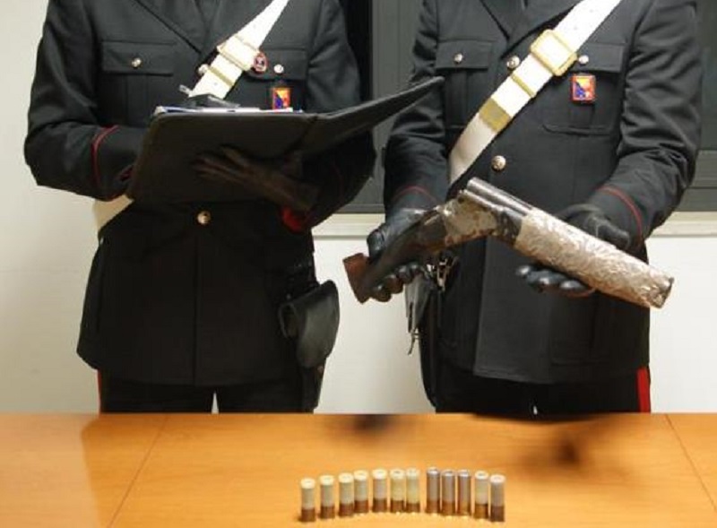 Fucile a canne mozze e cartucce nascoste in auto: in 3 finiscono ai domiciliari