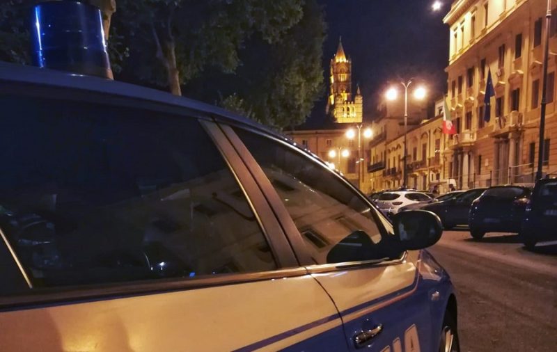 Centauro ubriaco scappa dalla polizia, poi aggredisce gli agenti e distrugge il proprio scooter: arrestato