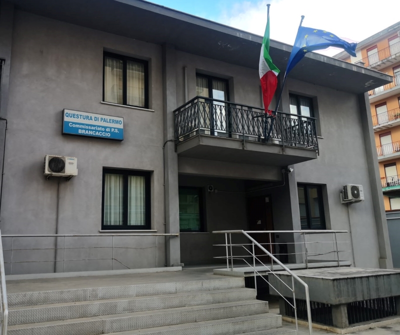 Gli promette il posto di lavoro in cambio di 1.300 euro ma il disoccupato lo denuncia: arrestato 46enne