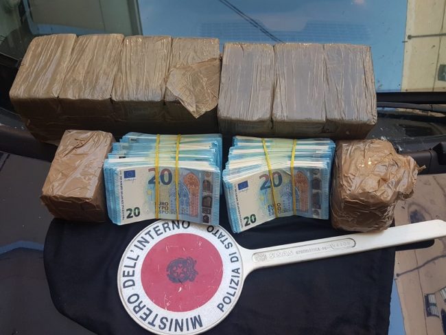 Guida spericolata “smaschera” 3 pusher, fermati in auto con 8 chili di droga e banconote false: arrestati