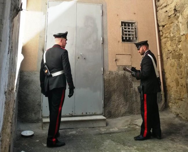 Coppia si “trasferisce” col figlio piccolo in una casa privata nel Catanese: denunciati