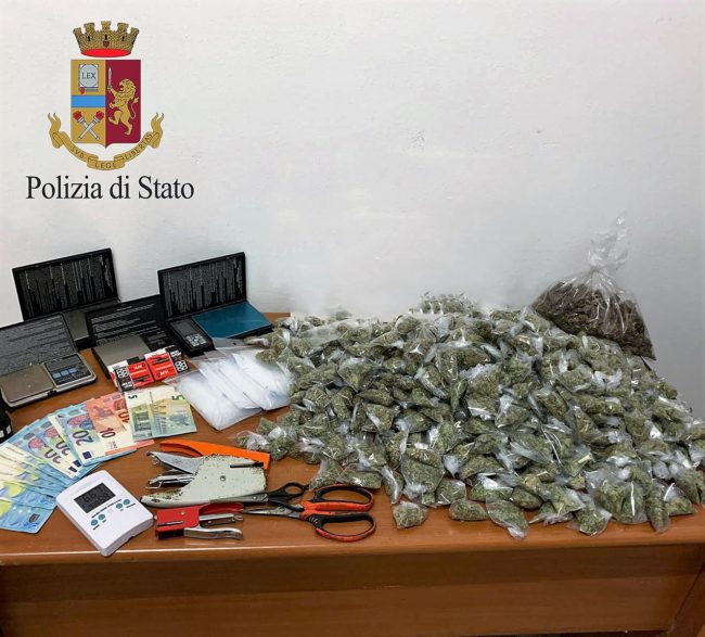 “Beccato” con oltre un chilo di marijuana nascosta in un bauletto per scooter: il fiuto di Yndira “incastra” 22enne