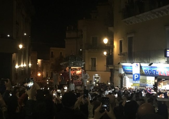 Sant’Agata, dopo i fuochi al Fortino si conclude il giro esterno: fercolo rientrato in Cattedrale