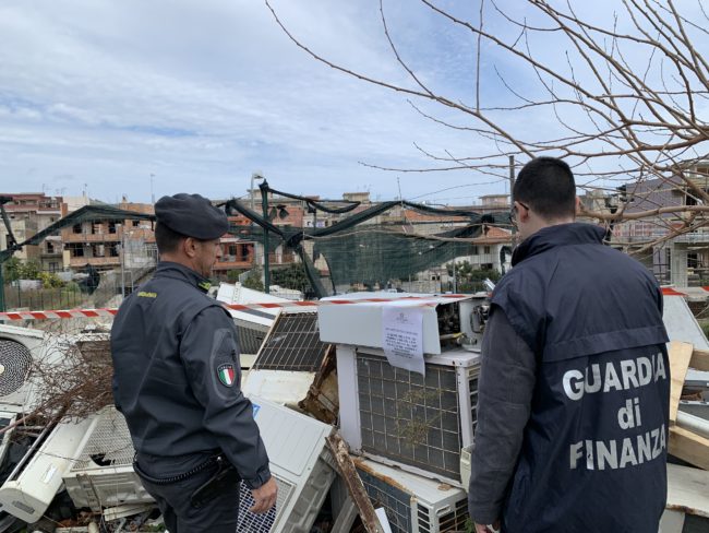 Tonnellate di rifiuti pericolosi e discarica abusiva vicino il centro abitato: sequestrata area di 4mila metri quadri, denunciato titolare