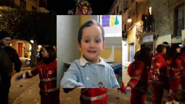 Bimbo morto dopo caduta dal carro di Carnevale: lacrime e dolore per l’ultimo saluto al piccolo Salvatore