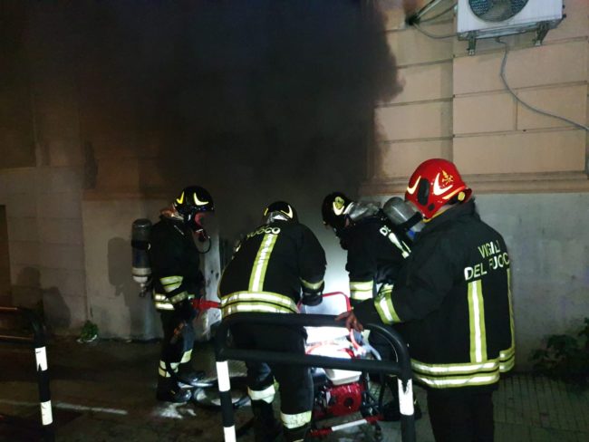 Paura in sala scommesse, corto circuito e fiamme: vigili del fuoco, polizia e 118 sul posto
