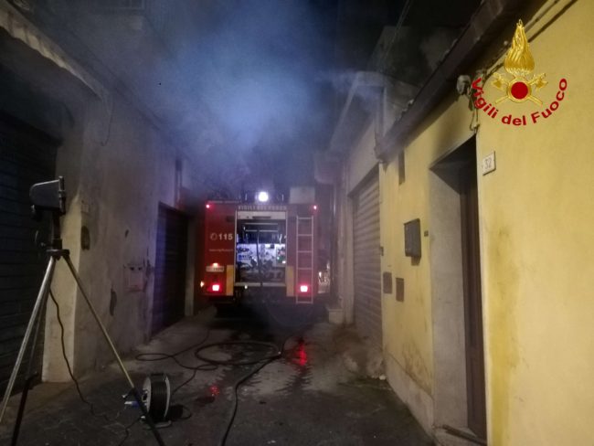 Pericoloso incendio in casa, fiamme e fumo: sul posto vigili del fuoco, 118 e carabinieri