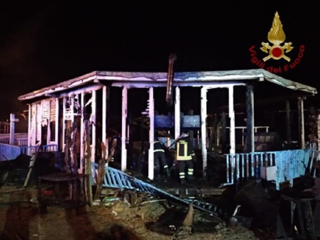 Paura lungo il litorale, lido distrutto dalle fiamme: indagano i carabinieri
