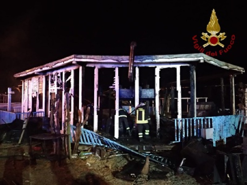 Paura lungo il litorale, lido distrutto dalle fiamme: indagano i carabinieri