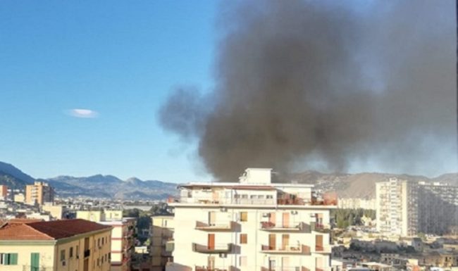 Panico nel quartiere. Bruciati rifiuti sotto un ponte, nube nera invade mezza città: danni anche all’elettricità