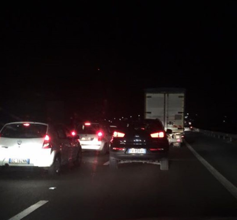 Paura lungo la Tangenziale di Catania. Impatto multiplo tra tre auto, un ferito e traffico in tilt: corsia di sorpasso chiusa