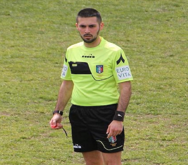Una vita spezzata mentre inseguiva un sogno. Arbitro 25enne muore in incidente stradale: fischietti con lutto al braccio questo week-end