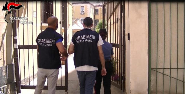 Lavoravano “in nero” in casa di riposo e percepivano il reddito di cittadinanza, scatta la denuncia per truffa