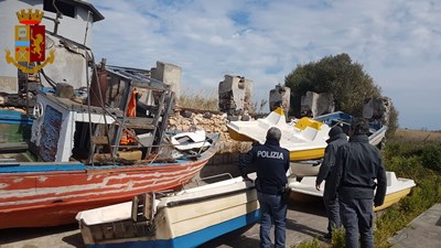Oasi del Simeto in balia dei pescatori abusivi: fermati 20 pescherecci per danno ambientale – FOTO