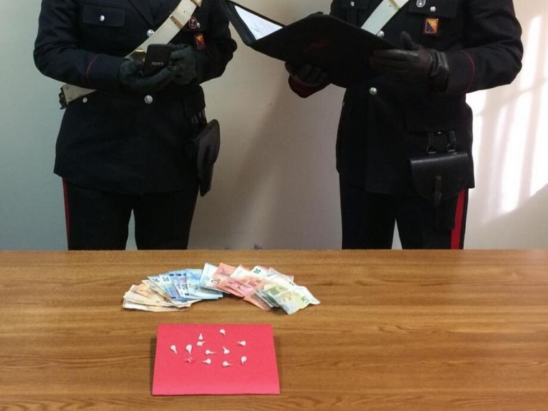 Donna trovata con 10 dosi di crack e più di mille euro in casa: arrestata dai carabinieri