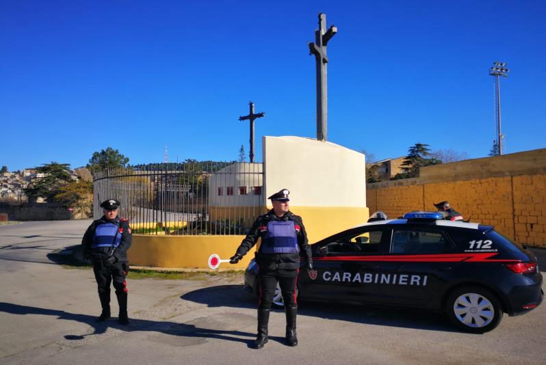 Maltratta la convivente e minaccia i carabinieri con un coltello: giovane in manette
