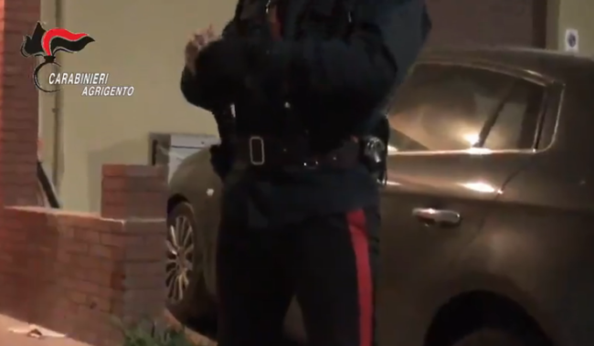 Rapinano e picchiano brutalmente un uomo in piena notte, vittima sotto choc dai carabinieri: in carcere due pregiudicati