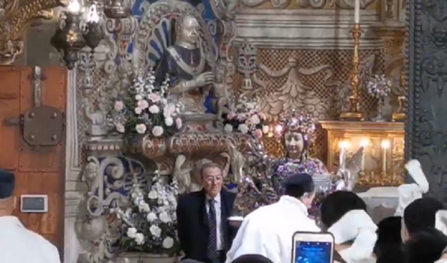 Agata pronta per “abbracciare” Catania: dopo la Messa dell’Aurora, la santa si avvia fuori dalla cattedrale