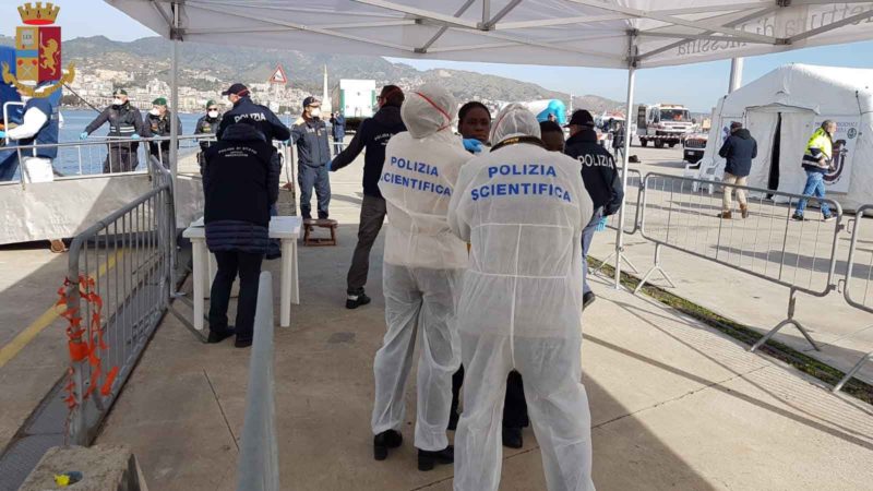 Sbarco della nave O.N.G. Aita Mari con a bordo 158 migranti: identificati e sottoposti a fermo i presunti scafisti