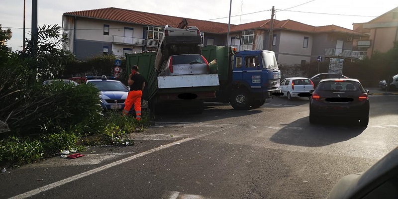 Scontro tra camion in via Etnea, traffico in tilt in snodo fondamentale: “Chi può eviti quest’incrocio”