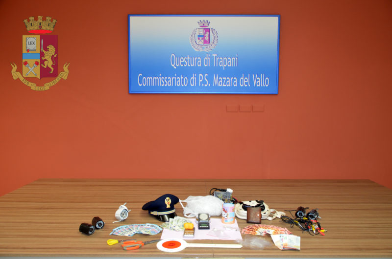Cocaina ed eroina in casa, anche nello zaino di una figlia: giovane coppia ai domiciliari