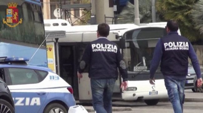 Imprenditore acquista terreno “sbagliato” all’asta, estorsione dai Rinzivillo di Cosa Nostra: tre arresti