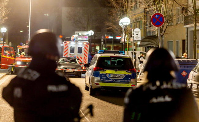 Sparatorie in due locali, diversi morti e feriti: presunto killer trovato senza vita
