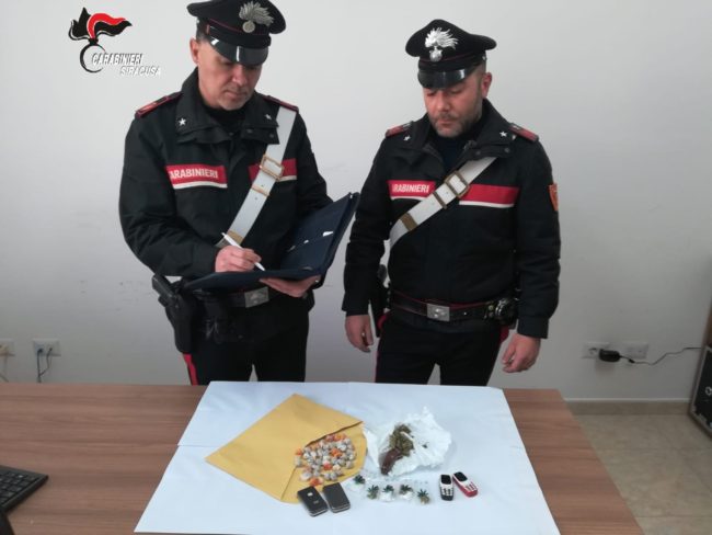 Sorpreso in possesso di 48 dosi di marijuana, tenta inutilmente di disfarsene: arrestato 21enne