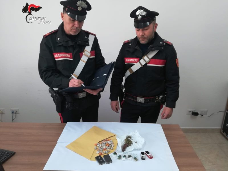 Sorpreso in possesso di 48 dosi di marijuana, tenta inutilmente di disfarsene: arrestato 21enne